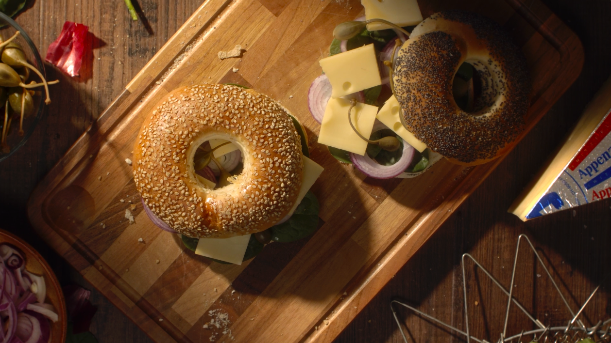 Bagel di spinaci, cipolla rossa, Appenzeller® e fiori di cappero