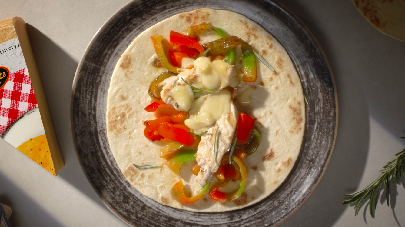 Piadina con pollo grigliato, peperoni e Raclette Suisse®