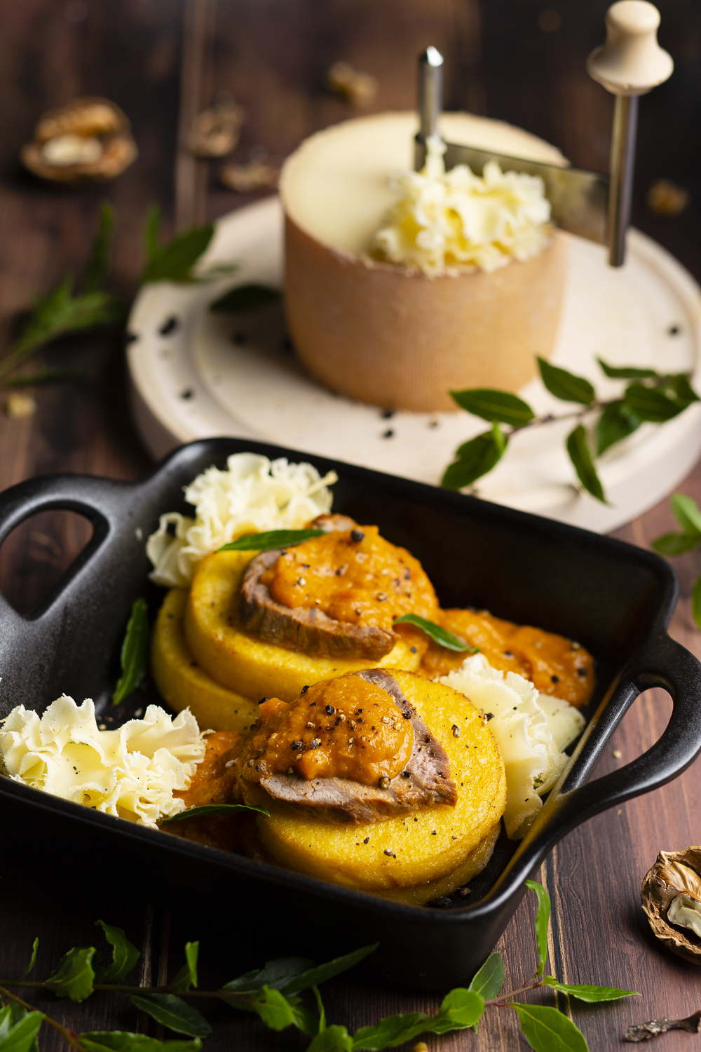 Cialda di polenta croccante con medaglione di brasato e rosette di Tête De Moine DOP