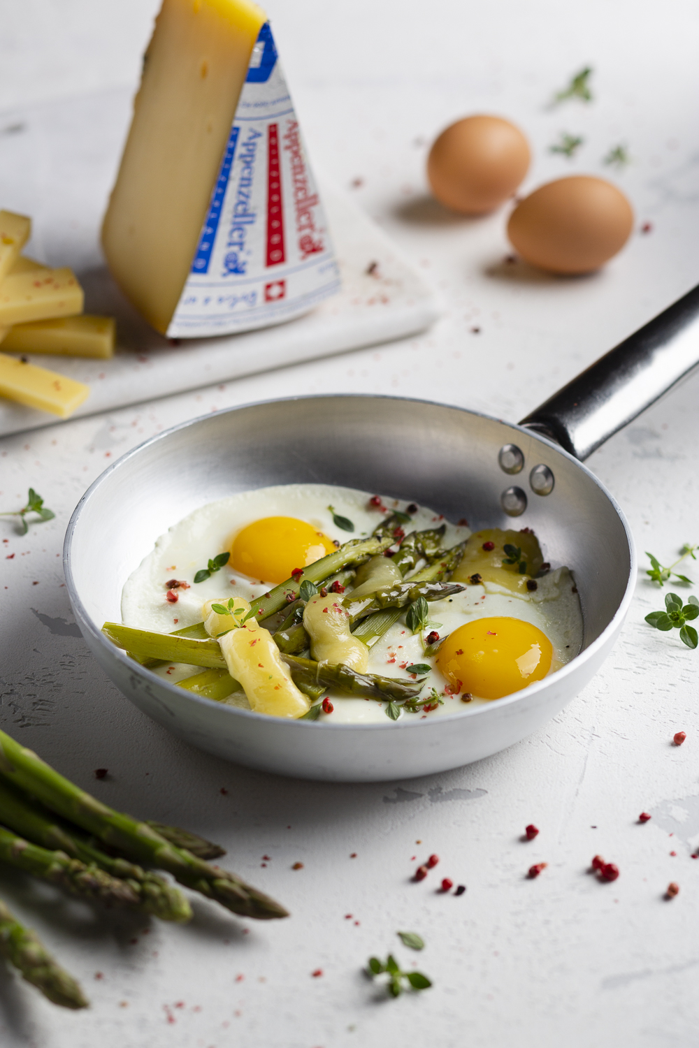 Padella di asparagi con uova fritte e Appenzeller®