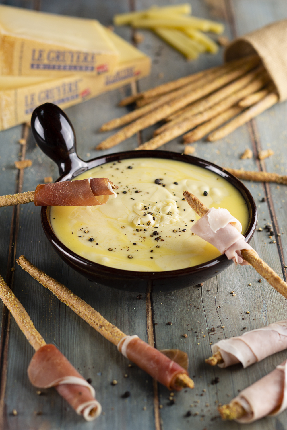 Fonduta di Gruyère DOP al pepe nero con grissini rustici