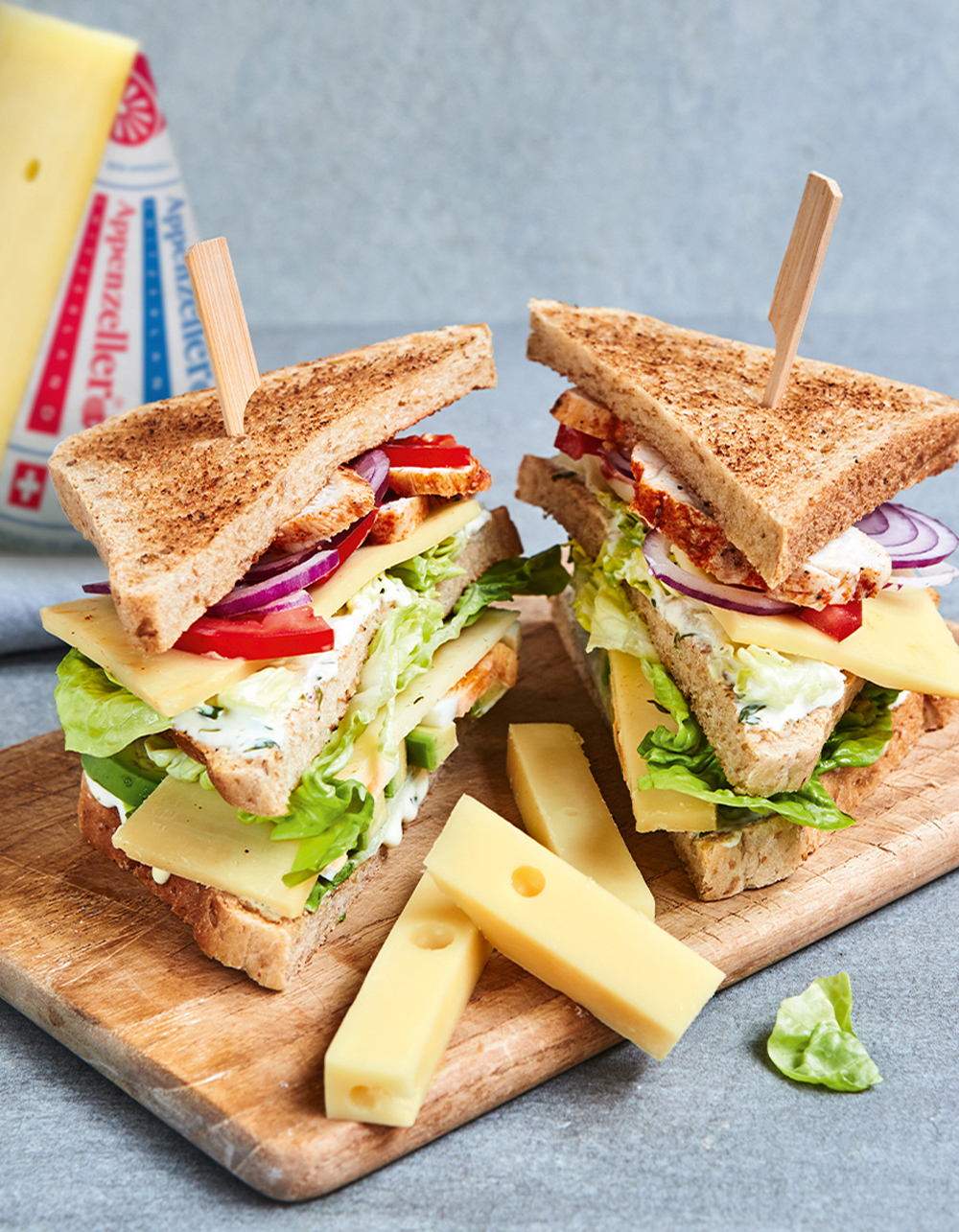 SANDWICH CON POLLO, POMODORI, AVOCADO, INSALATA E APPENZELLER®