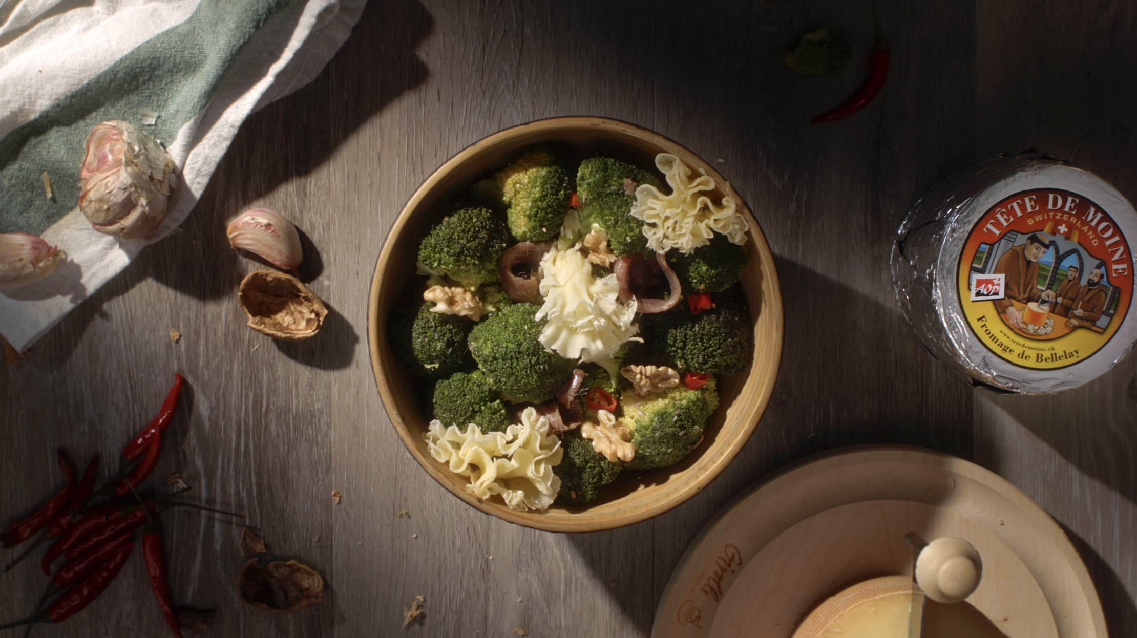 INSALATA DI TÊTE DE MOINE DOP, BROCCOLI, ACCIUGHE E NOCI