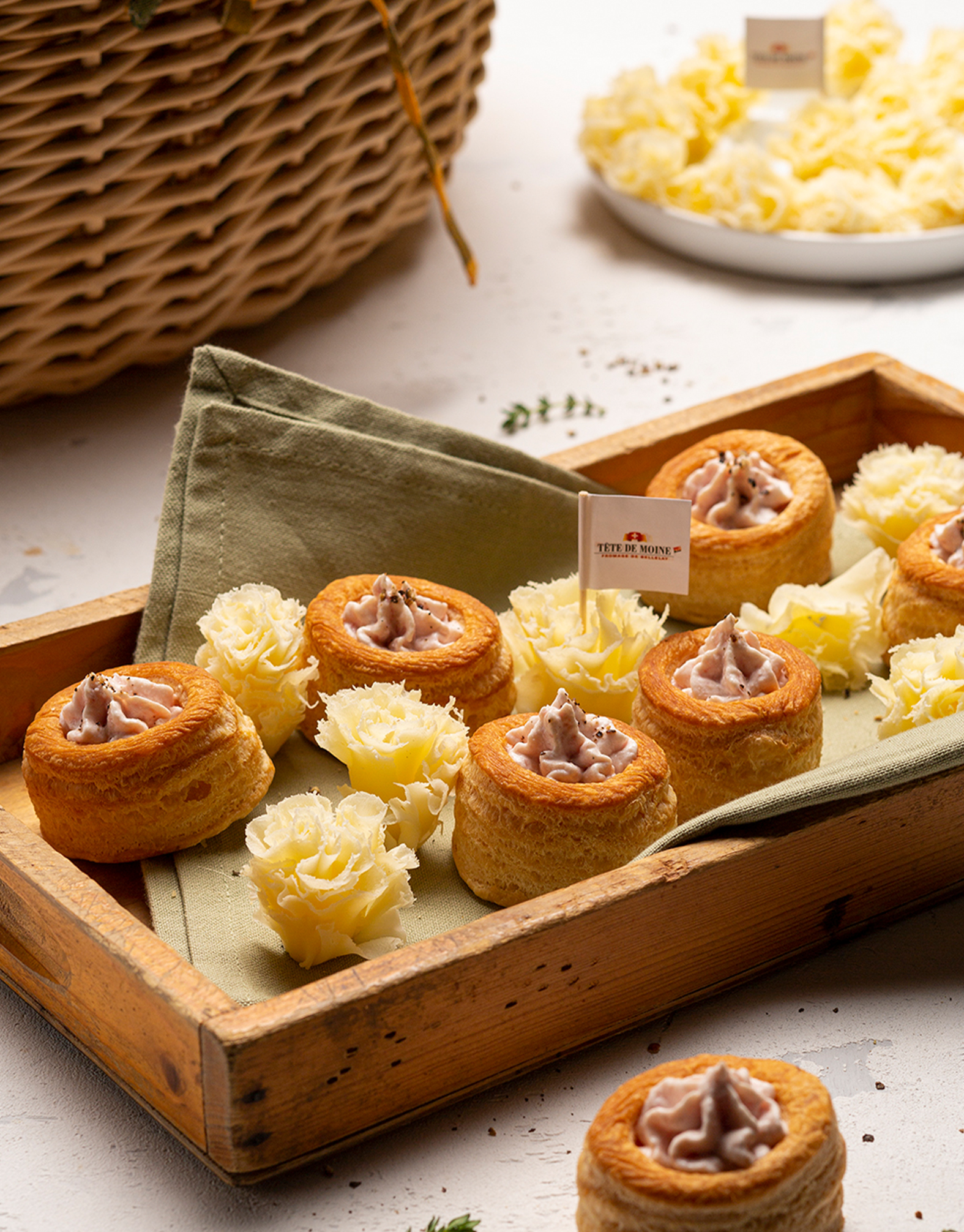 VOL-AU-VENT RIPIENI DI MOUSSE DI PROSCIUTTO E TÊTE DE MOINE DOP