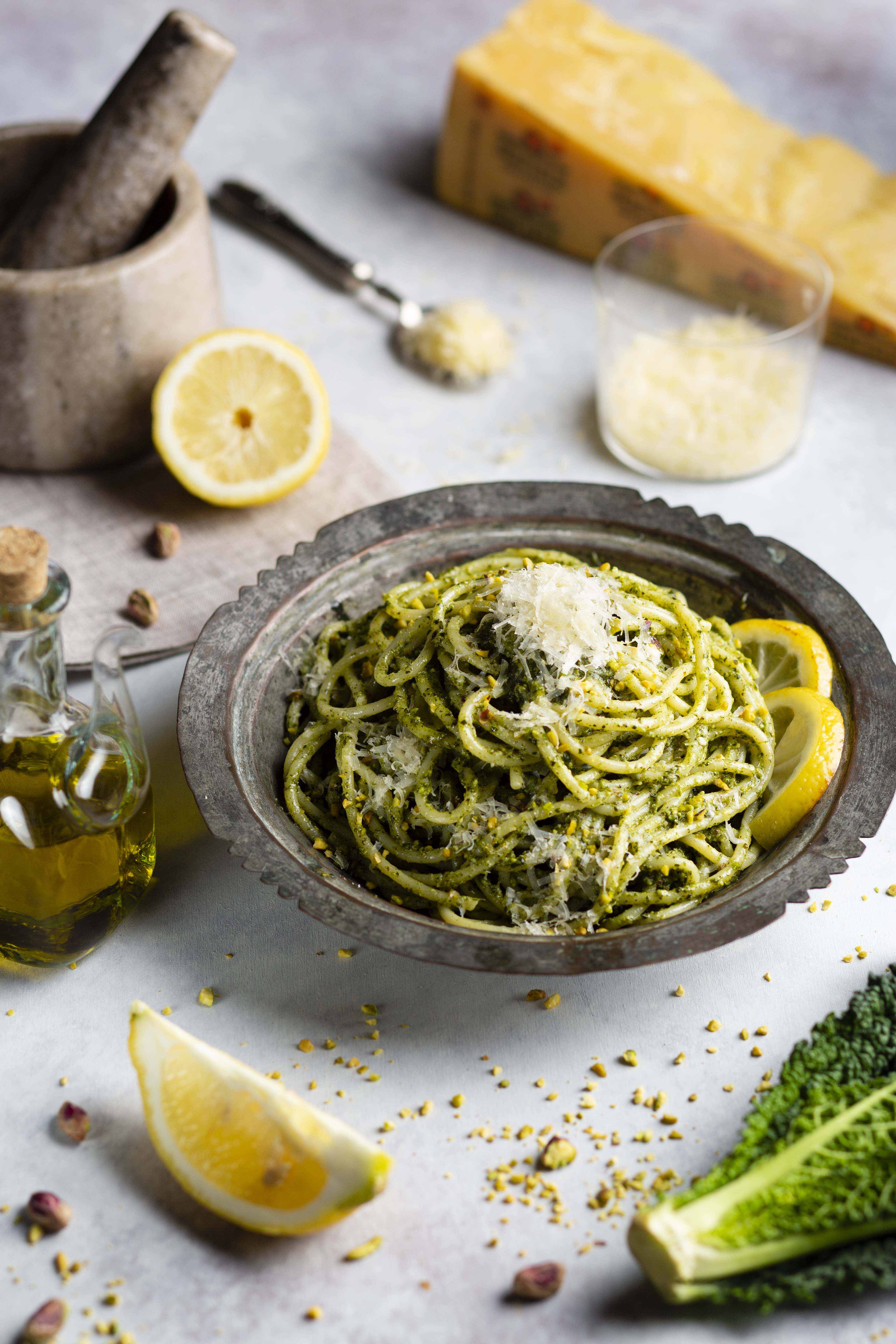 Spaghettoni con pesto di pistacchi e cavolo nero con una grattugiata di Sbrinz DOP