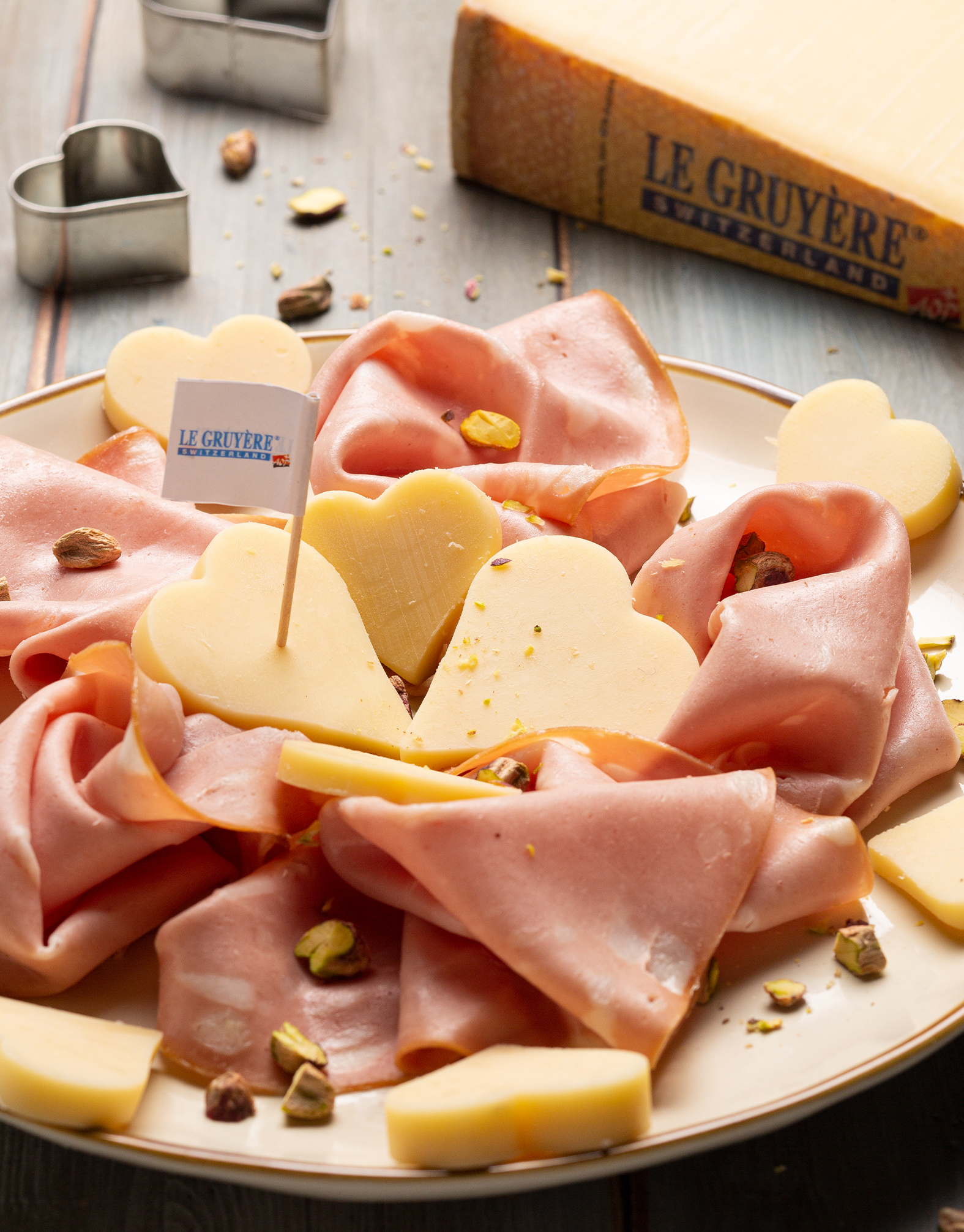 CUORI DI GRUYÈRE DOP CON ROSE DI MORTADELLA, GRISSINI E PISTACCHI