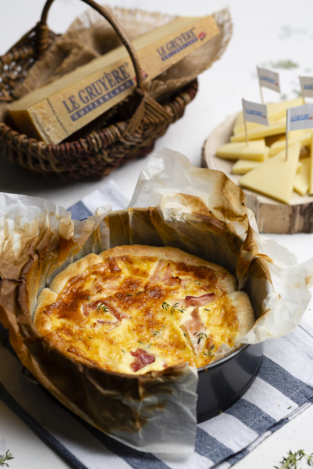 Torta salata con Gruyère DOP, prosciutto cotto e timo