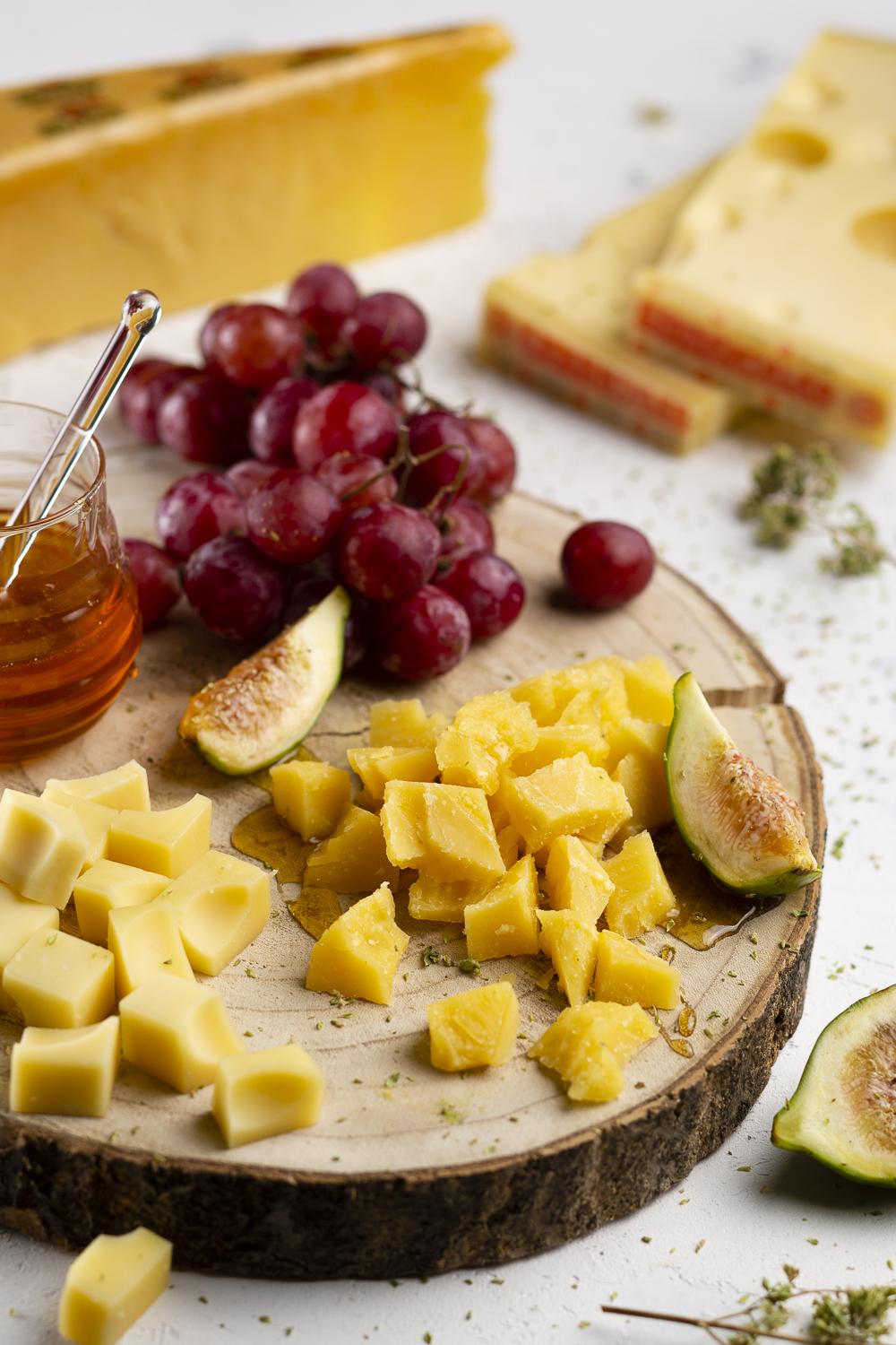 Tagliere di Sbrinz DOP ed Emmentaler DOP con uva, fichi, confetture e noci