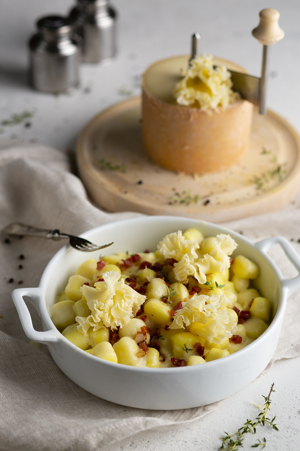 Gnocchi di patate mantecati al Tête de Moine DOP con briciole di speck