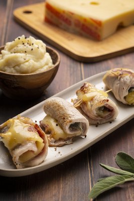 INVOLTINI DI FESA DI VITELLO CON PROSCIUTTO, EMMENTALER DOP E SALVIA