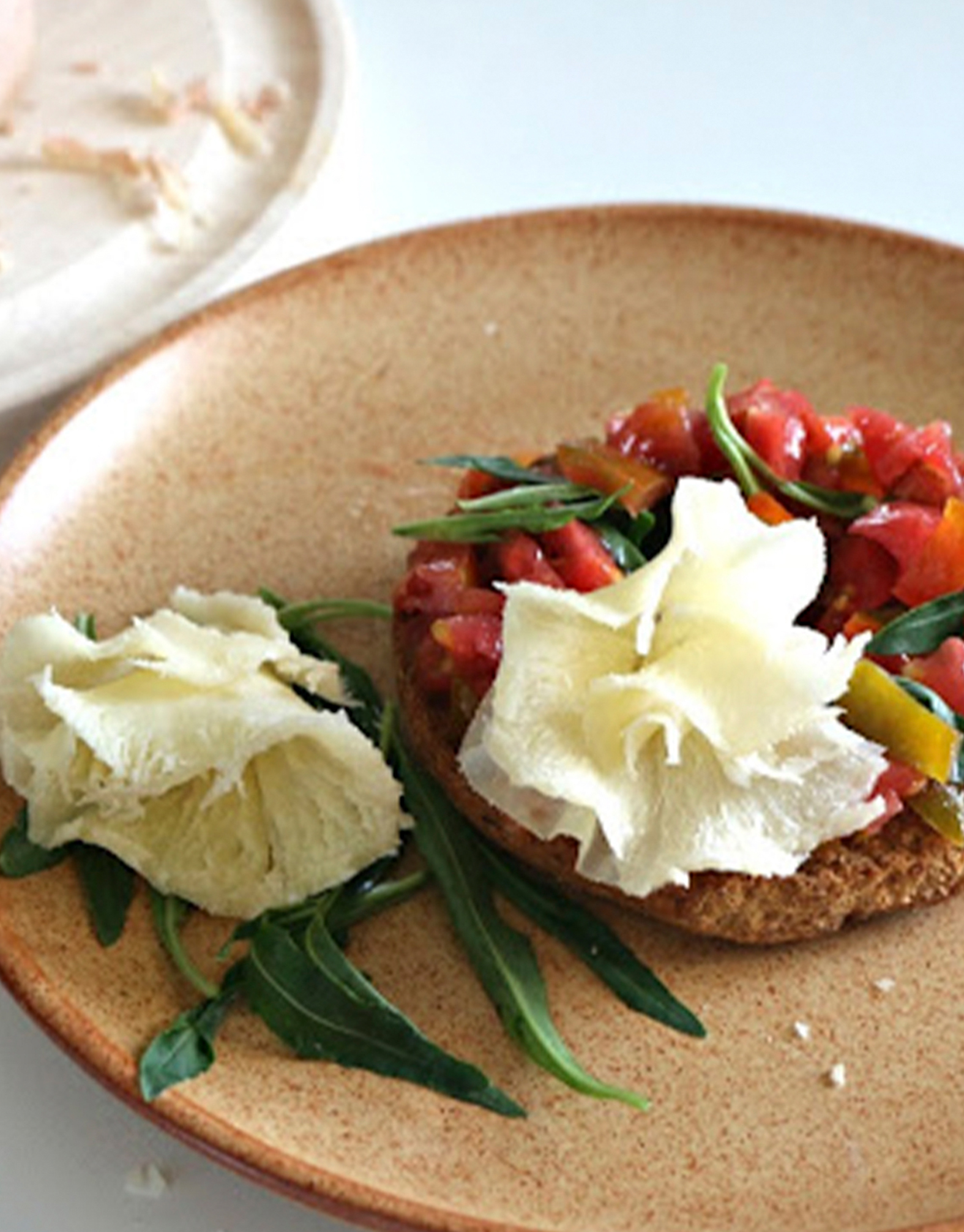 Frisa pugliese con pomodoro, rucola e rosette di Tête de Moine DOP