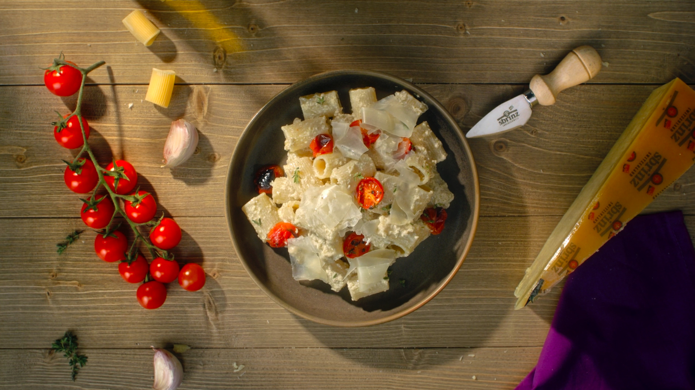 Mezzemaniche con crema di melanzane e Sbrinz DOP