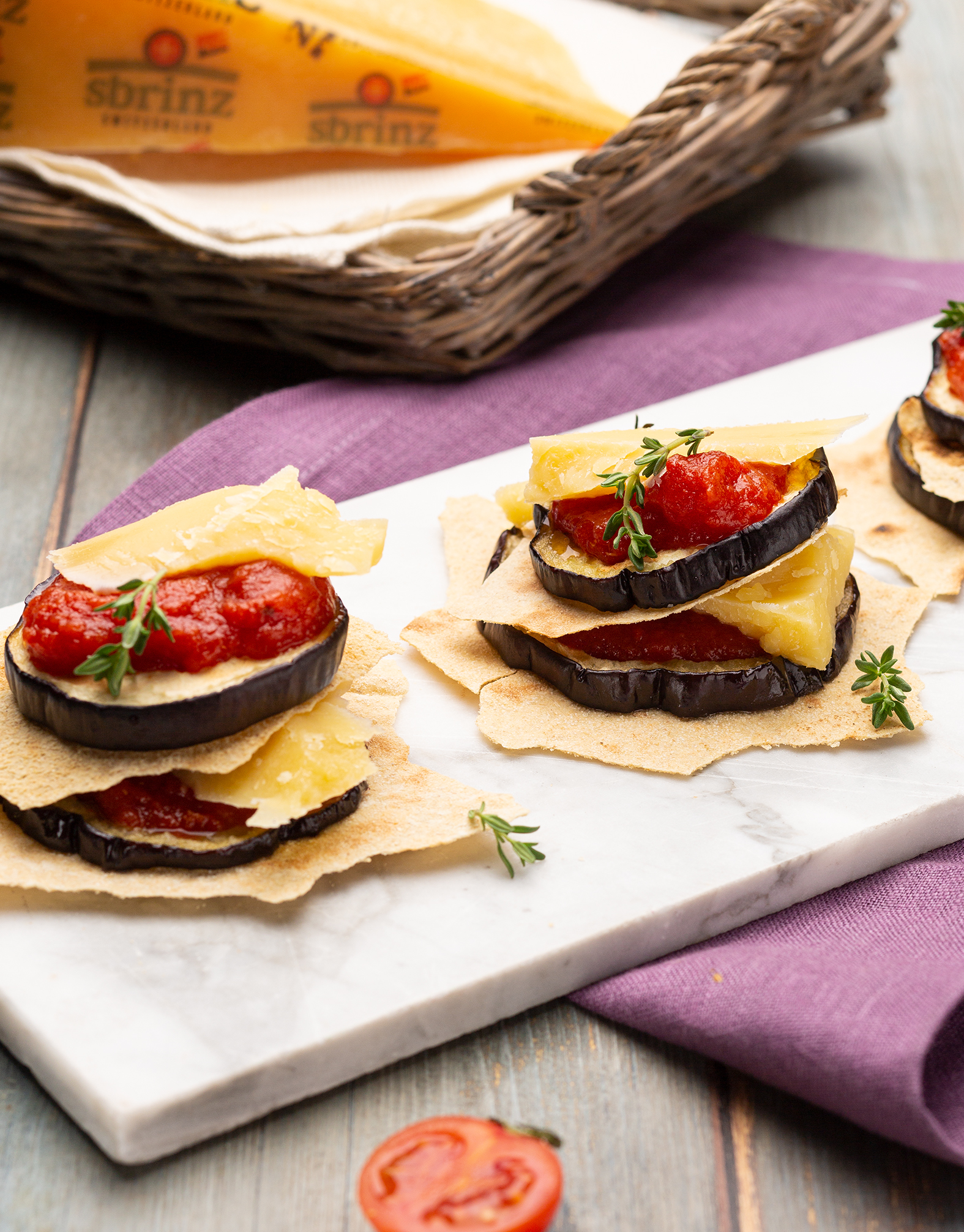 TORRETTE DI PANE CARASAU, MELANZANE, POMODORO, BASILICO E SBRINZ DOP