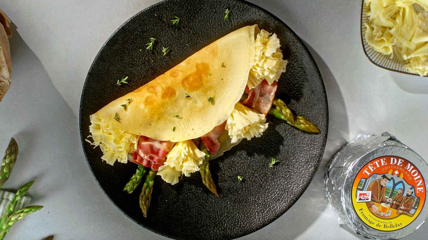 Crespelle con asparagi e rosette di Tête de Moine DOP